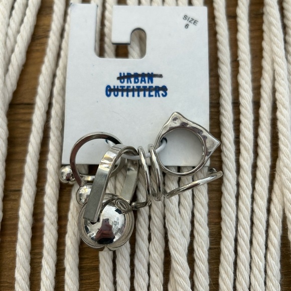 URBAN OUTFITTERS Bundle of Denim Chain-Embellished Chocker/set of 4 silver rings - Picture 6 of 11